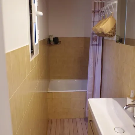 Charmant Appartement Climatise En Plein Coeur Du Village Et Proche Des Plages Avec Wifi